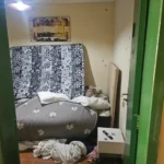 Tiroteio em pousada deixa quarto destruído e expõe tentativa de homicídio em Maceió