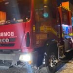 Poste de energia pega fogo durante a madrugada no Jacintinho, em Maceió