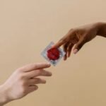 Maioria dos brasileiros acredita que sexo casual pode levar ao amor