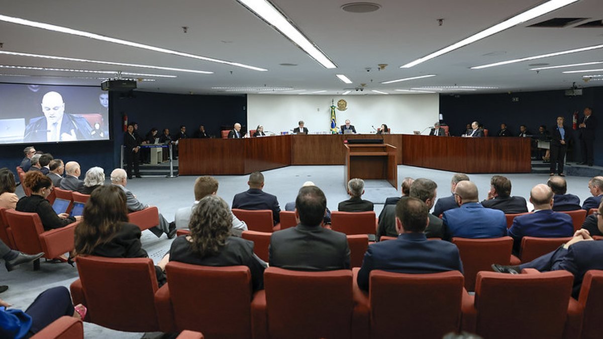 Advogado de Filipe Martins chega atrasado a sessão no STF, briga com seguranças, é detido e liberado