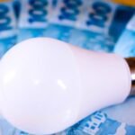 Aneel anuncia bandeira amarela para maio e contas de luz terão cobrança extra
