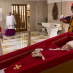 Francisco veste vermelho: por que a cor é usada no funeral dos papas