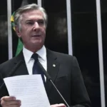 Fernando Collor se mantém tranquilo e almoça com policiais durante prisão em Maceió