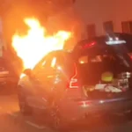 Carro de luxo pega fogo em via movimentada de Maceió