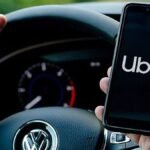 Uber e motorista são condenados a indenizar passageiro por perda de celular em corrida