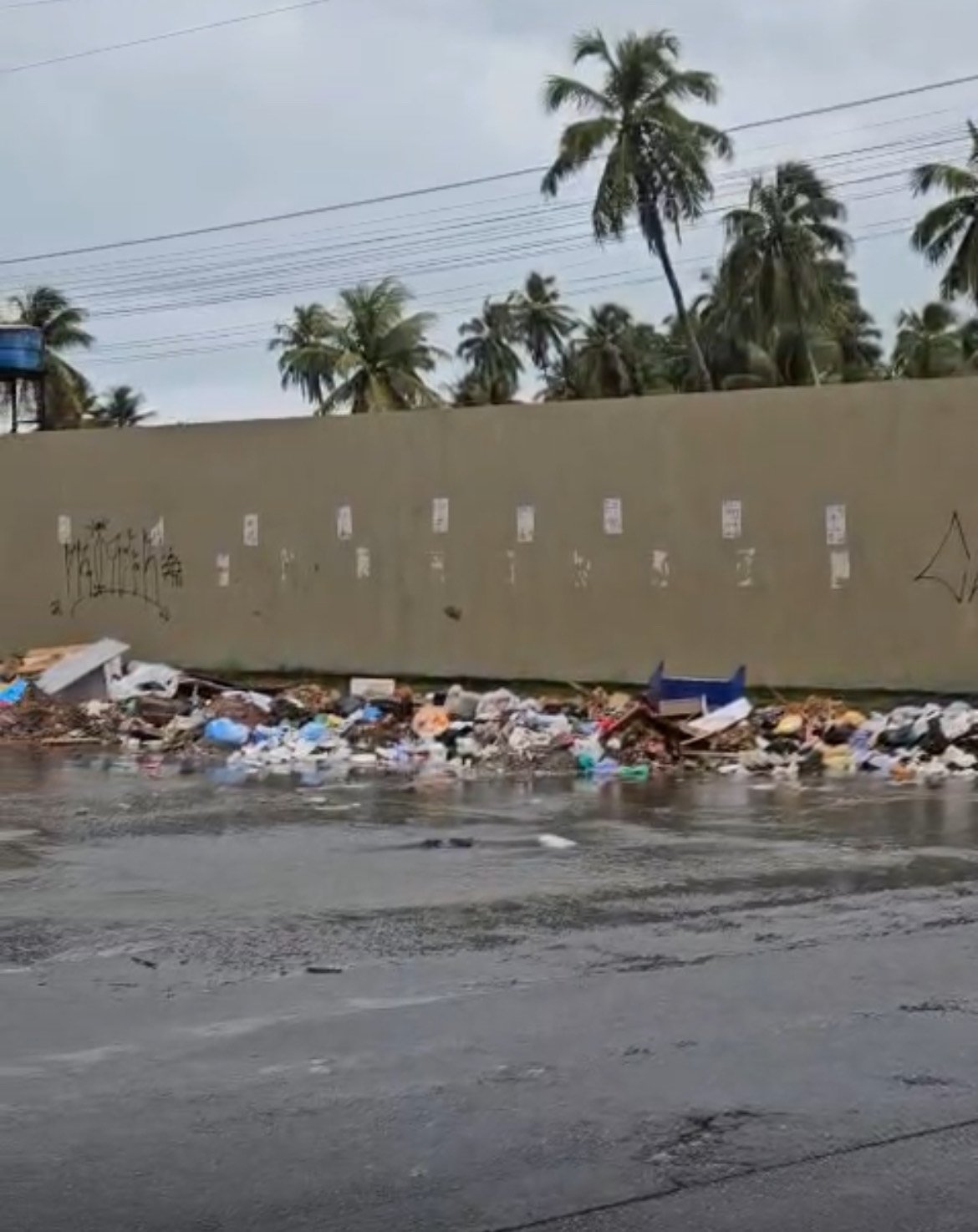 Acúmulo de lixo volta a tomar Praça dos Pobres no Vergel e preocupa moradores