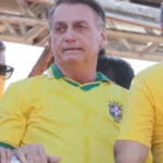 Recém-operado, Bolsonaro chega a ato pró-anistia em Brasília