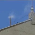 Vaticano se confunde, posta ‘fumaça branca’ e depois apaga