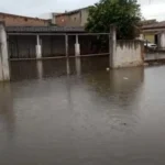 Temporais causam alagamentos e deixam moradores ilhados em São Sebastião