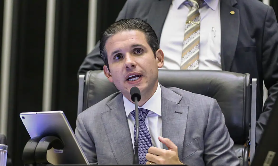 Hugo Motta discute isenção do IR com bancos e anuncia urgência em projetos contra fraudes no INSS