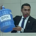 Vereador protesta com galão de água e denuncia falta de abastecimento da BRK em Maceió