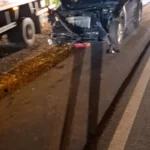 Caminhão tomba após colisão com carro em Penedo