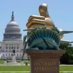 Escultura que chama Trump de ditador tem frase de Bolsonaro exposta
