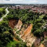 Cratera na Ladeira do Catolé leva Maceió a decretar emergência e iniciar plano de contenção