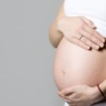 Homem joga água fervendo em colega de trabalho grávida e a agride na barriga com panela