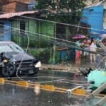 Carro derruba poste na Leste Oeste após motorista perder o controle