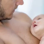 Bebê tem alterações na genitália após contato com testosterona do pai
