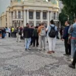 Fãs fazem fila para adeus a Preta Gil no Theatro Municipal