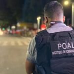 Motociclista morre após ser baleado e colidir com carro estacionado em Maceió