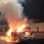 Carro pega fogo e causa congestionamento na Avenida Durval de Góes Monteiro, em Maceió