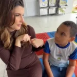 Vídeo de Marina Cândia conversando em inglês com aluno viraliza nas redes sociais