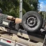 Caminhão com concreto tomba e deixa motorista ferido em Maceió