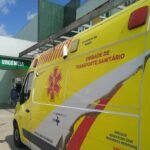 Acidente entre ambulância e carro deixa motorista ferido no centro de Arapiraca