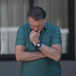 Bolsonaro aparece na porta de casa em Brasília em dia decisivo de julgamento no STF
