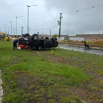 Motorista fica ferida após capotar caminhonete em Maceió
