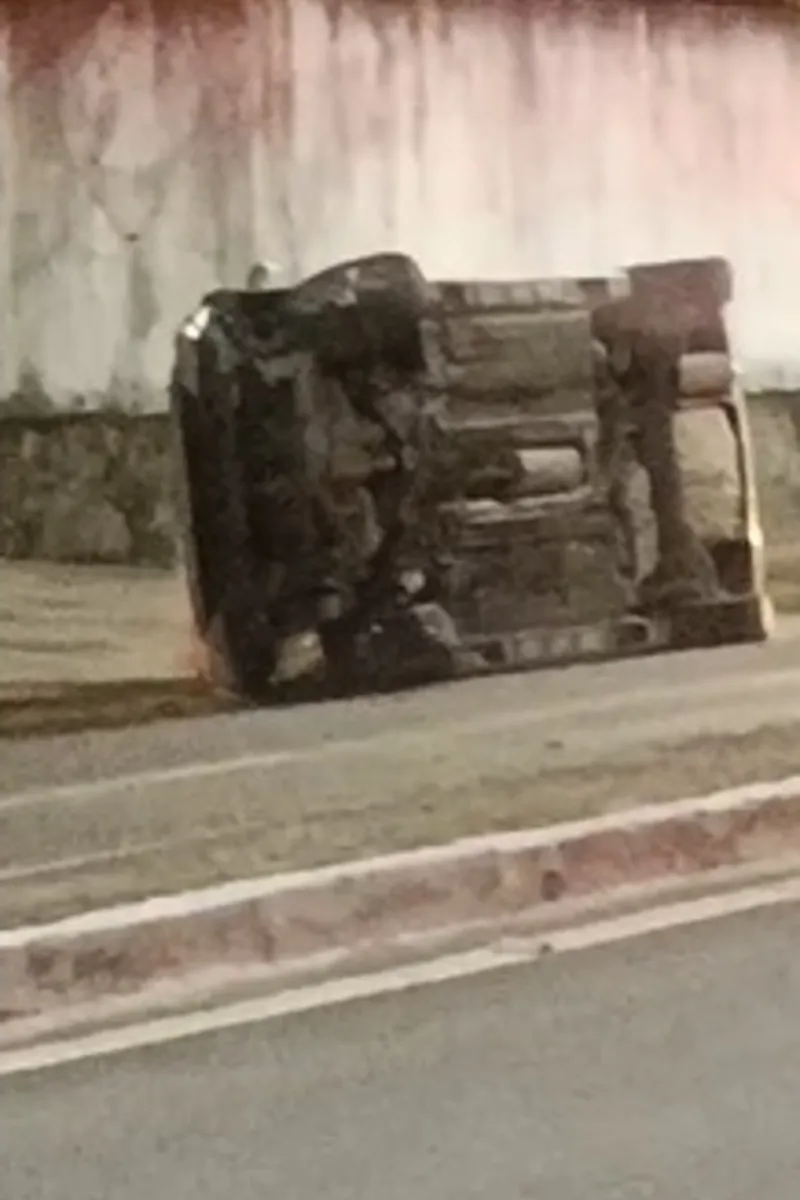 Carro capota na AL-101, em Jacarecica, e assusta após revelar criança entre ocupantes