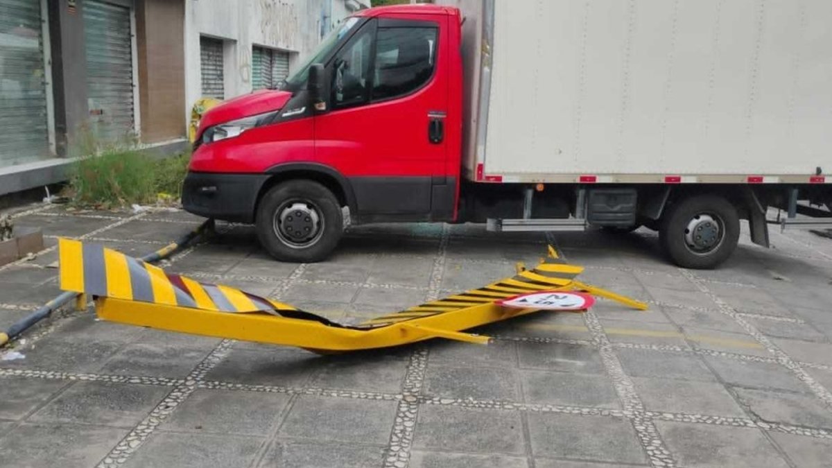 Caminhoneiro derruba pórtico de sinalização em viaduto e é levado à Central de Flagrantes em Maceió