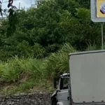 Caminhão derruba poste sobre van em Maceió; ninguém se fere