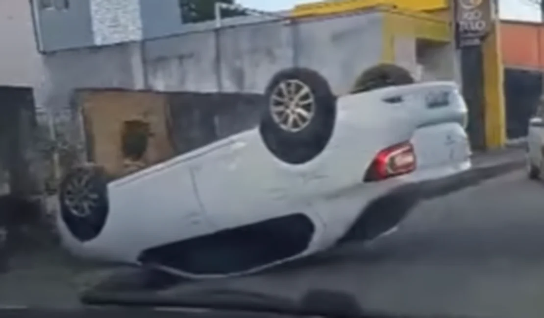 Carro capota em Penedo; motorista não se feriu