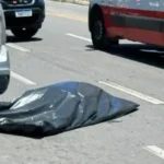 Motociclista morre após ser atingido e atropelado em acidente no Cruz das Almas, em Maceió