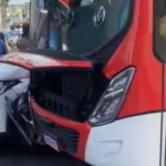 Colisão entre ônibus e carro deixa dois feridos e causa congestionamento no Centro de Maceió