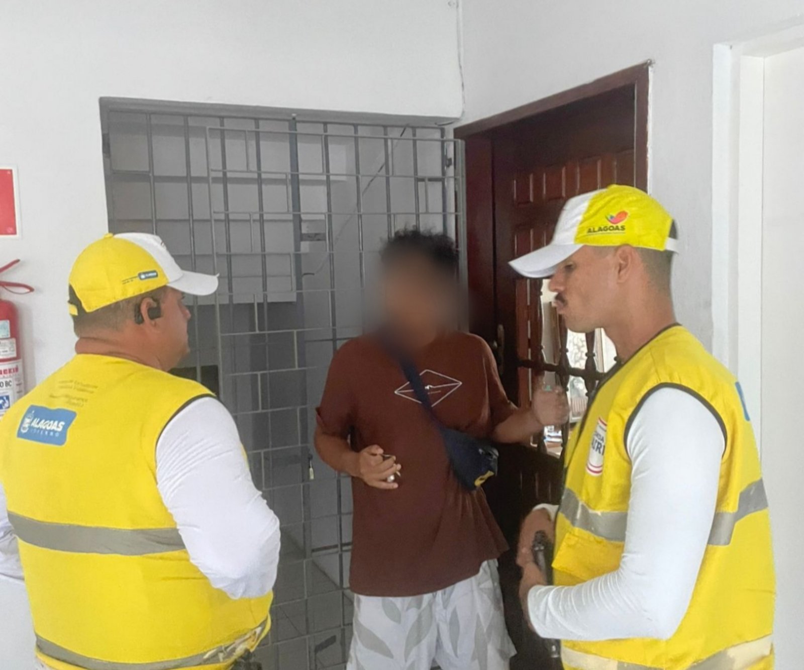 Homem é preso após entregador desconfiar de pacote com drogas na Jatiúca