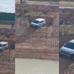 Carro fica suspenso sobre buraco após despencar em ribanceira em Maceió