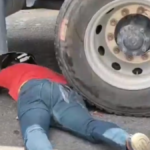 Motociclista fica ferido após parar embaixo de caminhão na Via Expressa