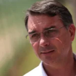 Flávio diz que vai insistir no pedido de domiciliar para Bolsonaro