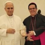 Arcebispo de Maceió presenteia Papa Leão XIV com esqueleto de bagre em forma de Cristo