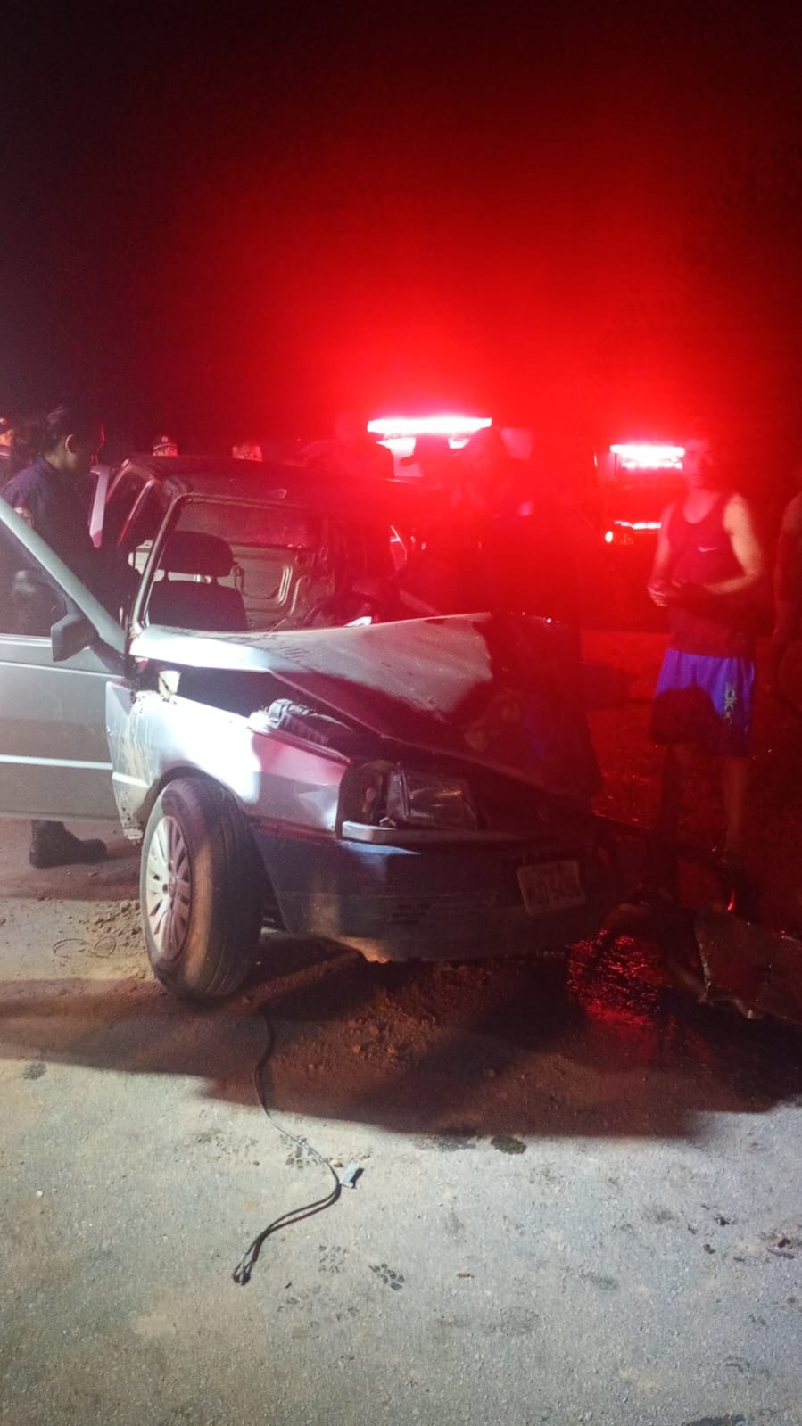 Acidente entre carreta e carro deixa homem preso às ferragens em Porto Calvo