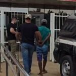 Homem é preso suspeito de incendiar casa da mãe idosa e furtar cartão bancário em Coité do Nóia