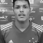 Jogador alagoano Vitão morre aos 22 anos após ser baleado em Maceió