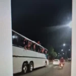 Torcedores do CRB são flagrados “surfando” em ônibus após vitória sobre o CSA em Maceió