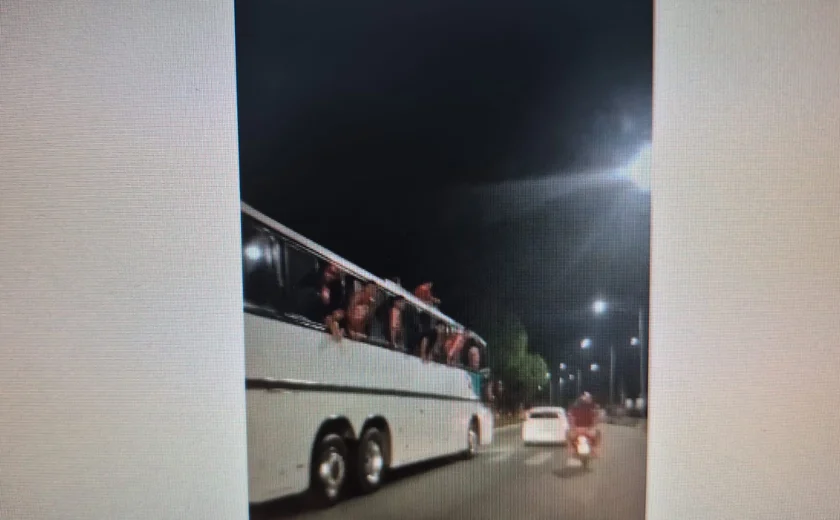 Torcedores do CRB são flagrados “surfando” em ônibus após vitória sobre o CSA em Maceió