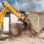Defesa Civil demole casas em área de risco no Farol, em Maceió
