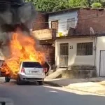 Carro pega fogo e é destruído por incêndio no Benedito Bentes, em Maceió