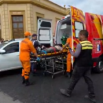 Acidente entre viatura da PM e moto por app deixa motociclista ferido em Maceió