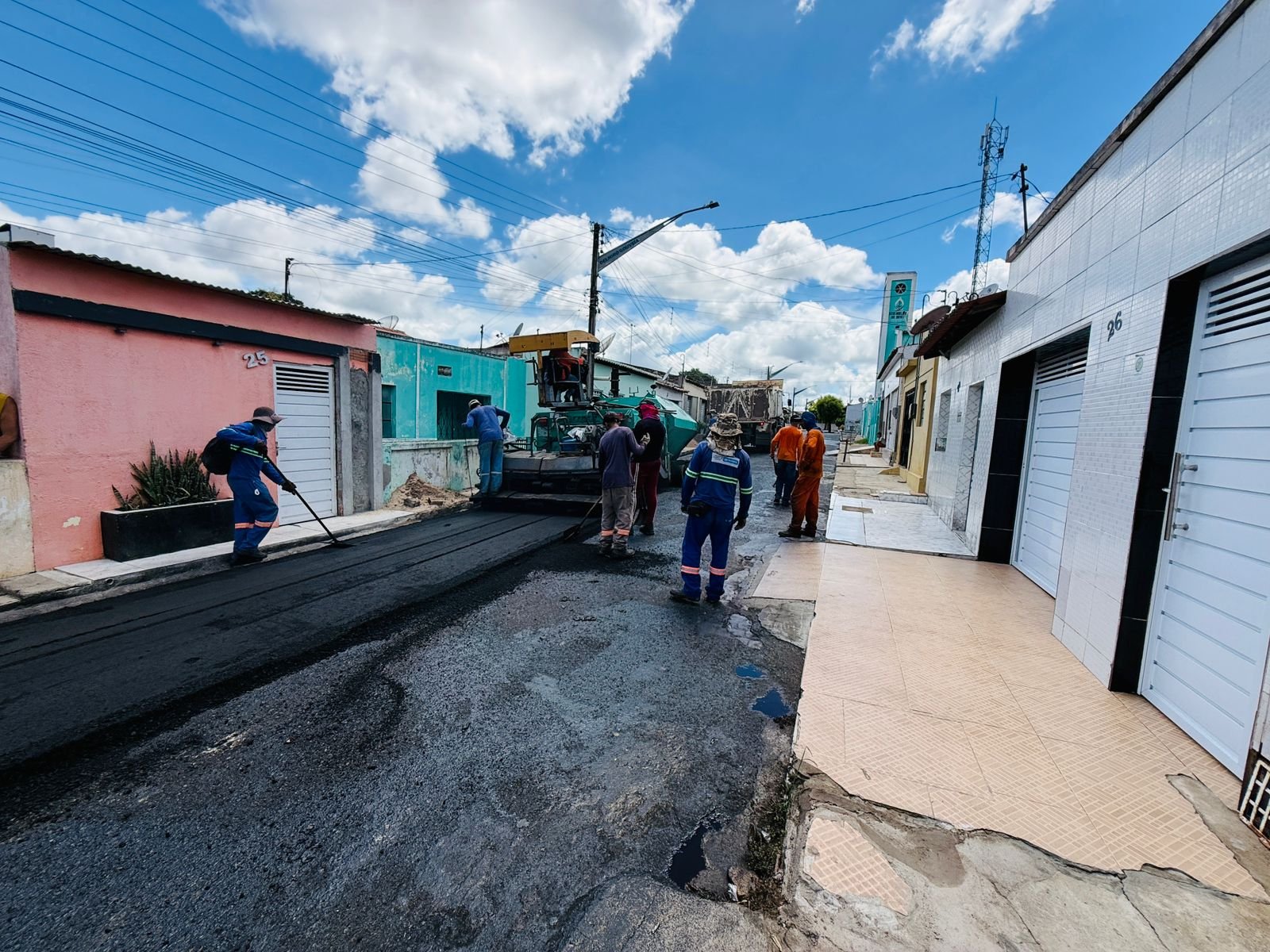 Prefeita Ziane Costa destaca início da pavimentação asfáltica no bairro Pedra Velha através do programa Pró-Estradas