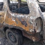 Carro pega fogo e fica destruído no Tabuleiro do Martins, em Maceió